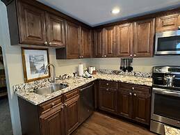 Beautiful Renovated 3br In Keystone 3 Bedroom Condo