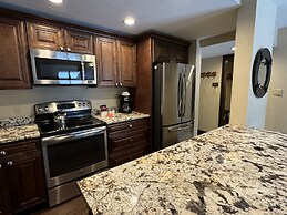 Beautiful Renovated 3br In Keystone 3 Bedroom Condo
