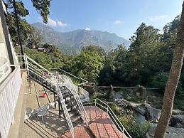 The FarmHouse Cafe & Lounge