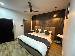 The FarmHouse Cafe & Lounge