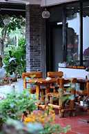 Castle peak yard Inn Guilin