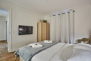 Apartment Eiffel Tower Trocadero by Studio Prestige