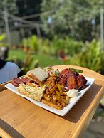 Emerald Villa Cafe & Restaurant