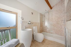 5-bed Country Retreat in Harrogate With Hot Tub