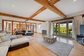 5-bed Country Retreat in Harrogate With Hot Tub