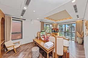 Refined Saigon - Vinhome Central Park