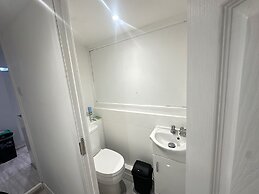 Airport House - Long Stays, Near Hospital!