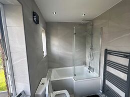 Airport House - Long Stays, Near Hospital!