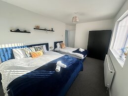 Airport House - Long Stays, Near Hospital!