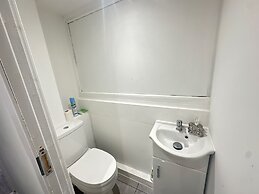 Airport House - Long Stays, Near Hospital!