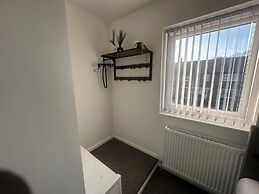 Airport House - Long Stays, Near Hospital!