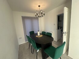 Airport House - Long Stays, Near Hospital!