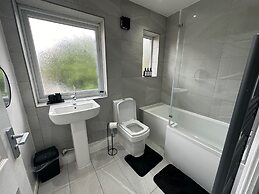 Airport House - Long Stays, Near Hospital!