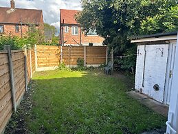 Airport House - Long Stays, Near Hospital!