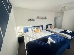 Airport House - Long Stays, Near Hospital!