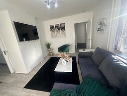 Airport House - Long Stays, Near Hospital!