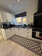 Airport House - Long Stays, Near Hospital!