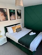 Airport House - Long Stays, Near Hospital!