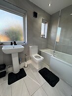 Airport House - Long Stays, Near Hospital!