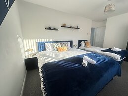 Airport House - Long Stays, Near Hospital!