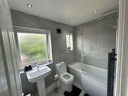 Airport House - Long Stays, Near Hospital!