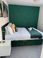 Airport House - Long Stays, Near Hospital!