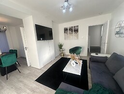 Airport House - Long Stays, Near Hospital!