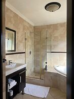 Fourways Luxury 5-Bed Home