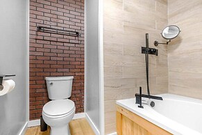 House on 6th- 3 Bed/2 Bath Home Located a Short Drive to Downtown Gulf