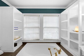 House on 6th- 3 Bed/2 Bath Home Located a Short Drive to Downtown Gulf