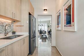 Sleek Apartment With Pool Parking
