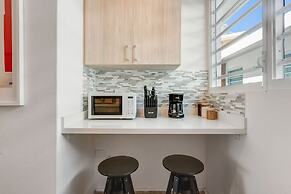 Sleek Apartment With Pool Parking