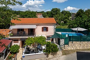 House Papinka With Private Pool & Garden