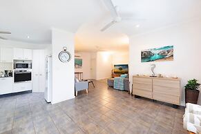 Cityside Hideaway Pool - Workstation - Markets