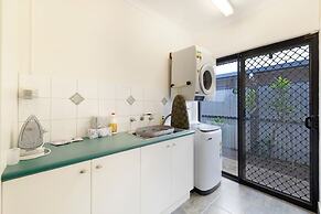 Cityside Hideaway Pool - Workstation - Markets