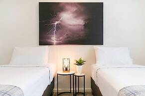 Cityside Hideaway Pool - Workstation - Markets