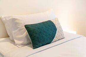 Cityside Hideaway Pool - Workstation - Markets