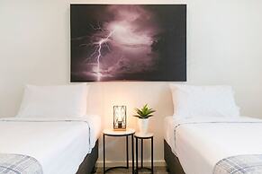 Cityside Hideaway Pool - Workstation - Markets