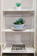 Cityside Hideaway Pool - Workstation - Markets