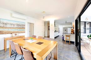 Cityside Hideaway Pool - Workstation - Markets