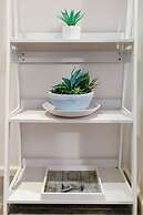 Cityside Hideaway Pool - Workstation - Markets