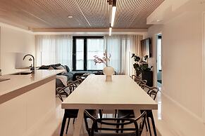 Luxurious 3-Br Apt with Balcony