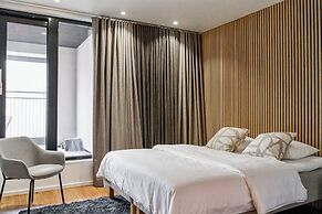 Luxurious 3-Br Apt with Balcony