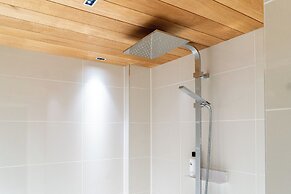 Luxurious 3-Br Apt with Balcony