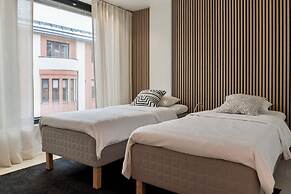 Luxurious 3-Br Apt with Balcony