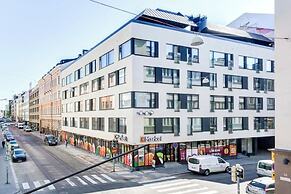 Luxurious 3-Br Apt with Balcony