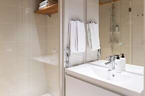 Luxurious 3-Br Apt with Balcony