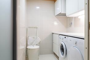 Luxurious 3-Br Apt with Balcony