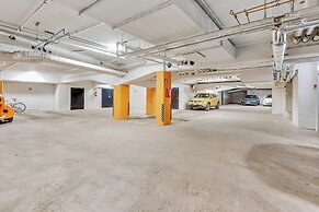 Luxurious 3-Br Apt with Balcony