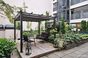 Luxurious 3-Br Apt with Balcony